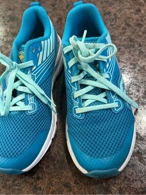 Saucony Girls sz 2.5 - never worn